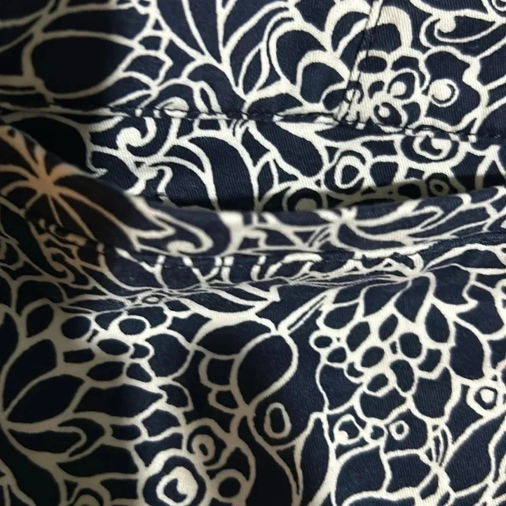 Talbots Women's Navy White Floral Print Tailored Stretchy Short Size 10P - Picture 4 of 4